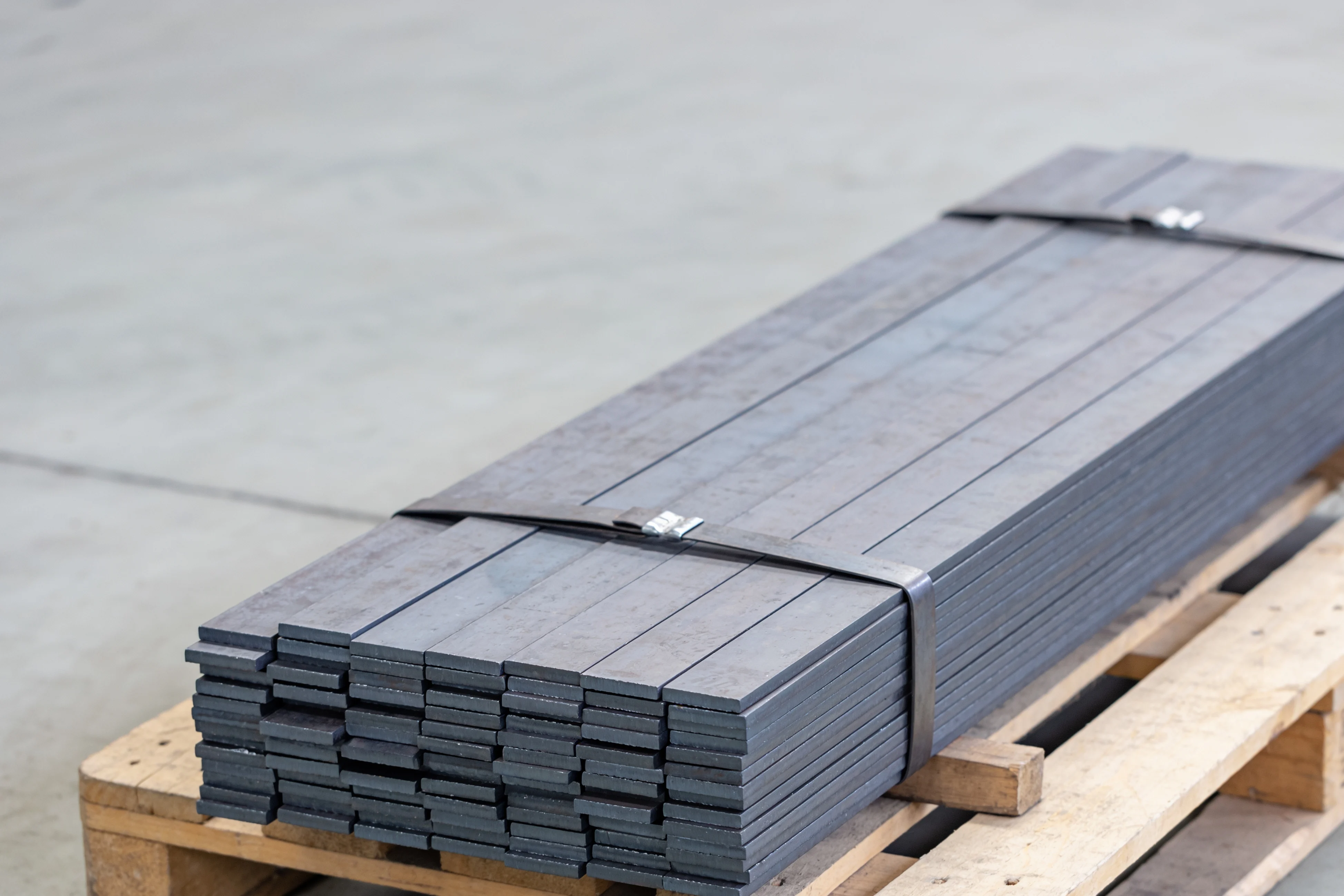 Umreifter Bund Flachstahl auf einer Holzpalette