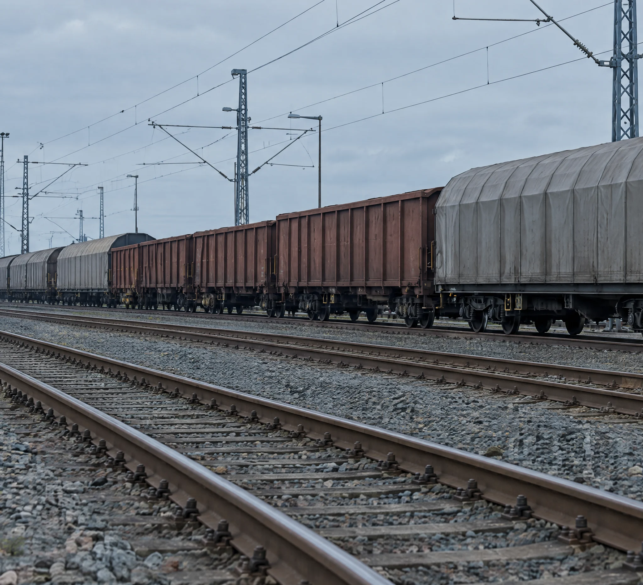 Güterzug mit gedeckten und offenen Wagen im Rangierbahnhof