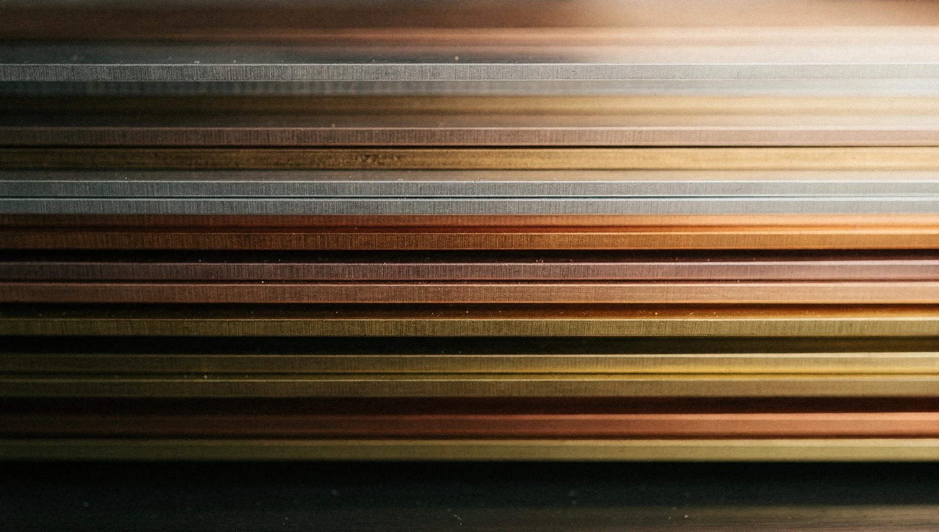 Geschichtete Blechkanten aus Aluminium, Kupfer und Messing