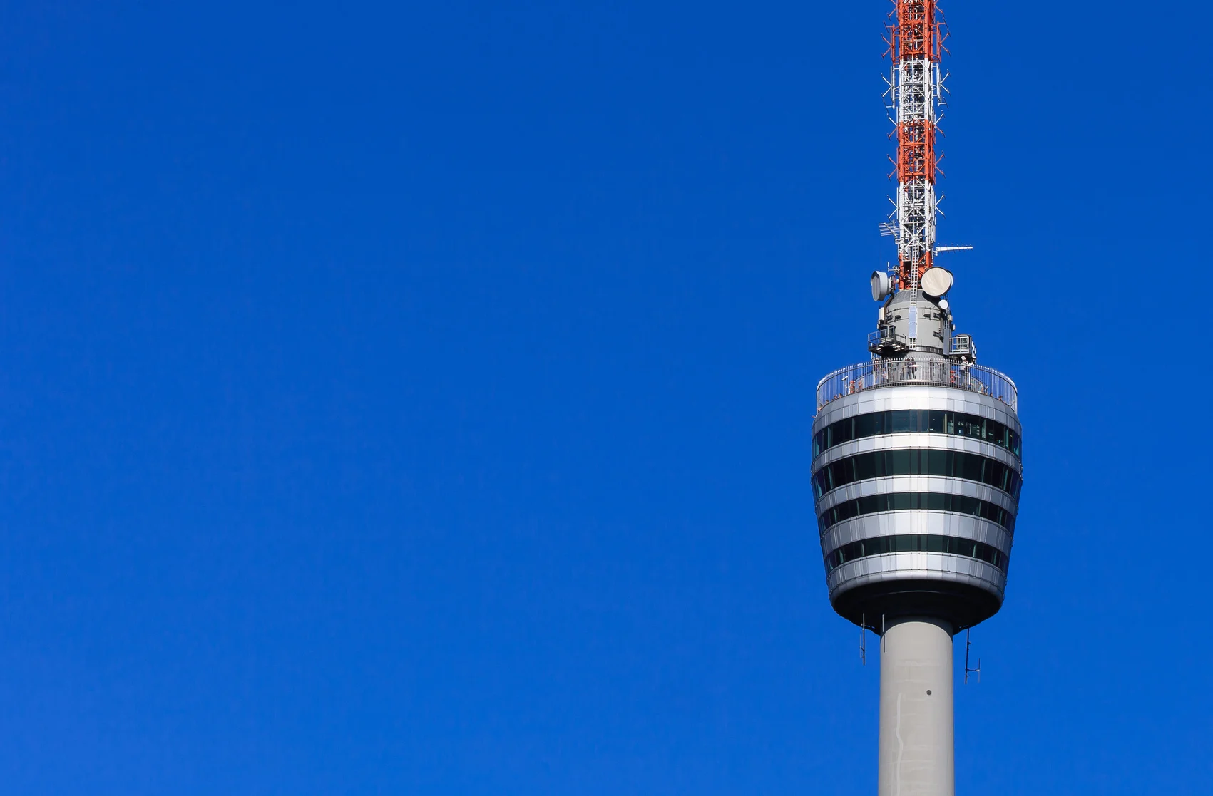 Stuttgarter Fernsehturm vor blauem Himmel