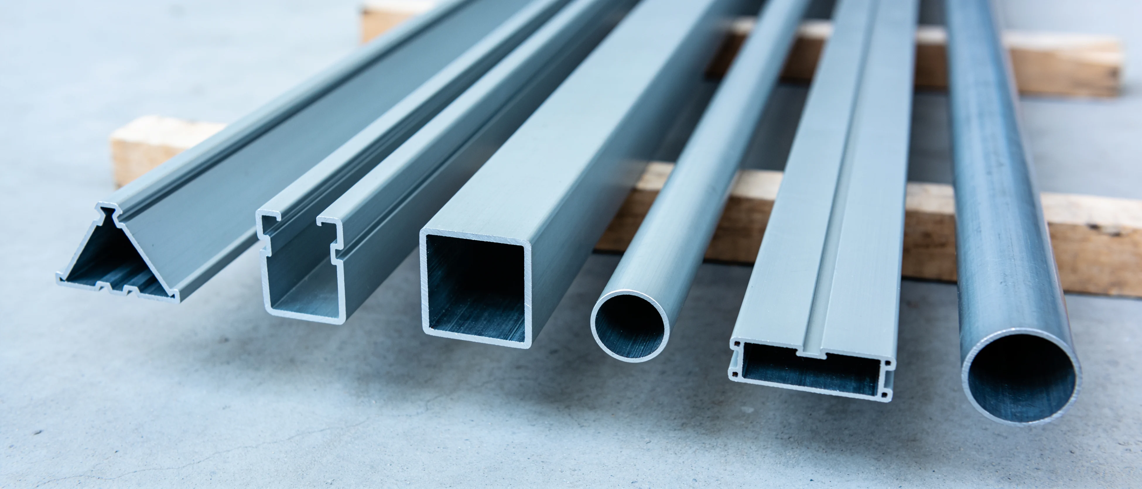 Aluminium-Strangpressprofile und Rohre nebeneinander