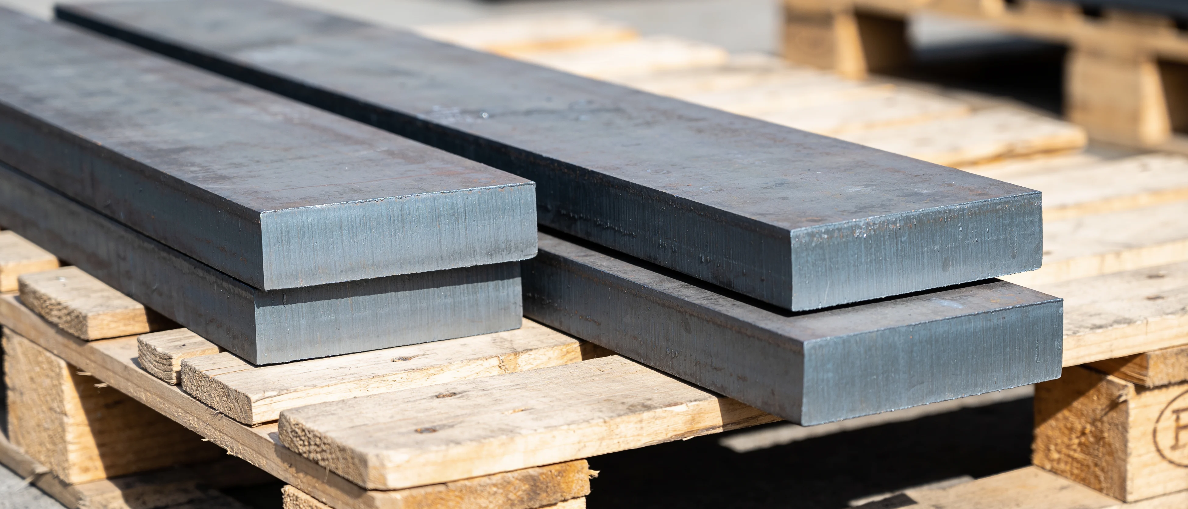 Dicke Flachstahlstreifen auf einer Holzpalette